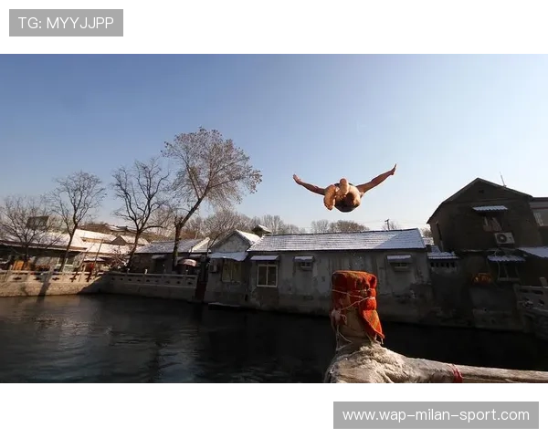 冬泳挑战赛选手跳水瞬间冻出白雾画面震撼 冬泳挑战赛选手跳水瞬间冻出白雾画面震撼