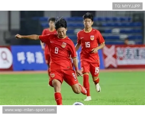 国足主力中场参加专项传控训练，国足传球